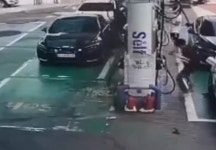 주유건 꽂은 채 출발한 차…튕겨나온 주유건에 날벼락 죽을 뻔