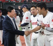 롯데 선두권 선전에…‘동빈이 형’ 사직구장 또 찾았다