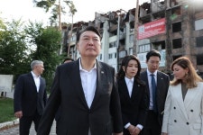 尹, 韓대통령 최초 전쟁 중인 나라 찾았다...곧 젤렌스키와 회담