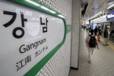 강남역은 장난, 양재역은…혼란 준 지하철 중국어 도착방송