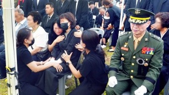 故채수근 상병 유족 옆 굳은 표정…해병 1사단장 