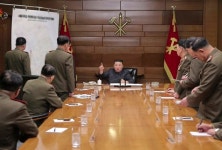 김정은, 6ㆍ25전쟁 일으킨 김일성 앞에서 서울 가리키며 “공세적 전쟁준비”