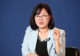 ‘학폭 피해자 재판 불출석 패소’ 권경애 변호사, 정직 1년 확정