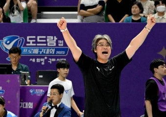 [김기자의 V토크] '원 팀'으로 우승한 OK 오기노 감독 