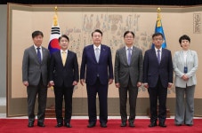 [포토타임] 파란 하늘 아래 활짝 핀 코스모스...주말 습도 높아 체감온도 33도