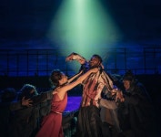 고전에 페미니즘까지 버무린 ‘젊은 연출’ 5시간 대작 빛냈다