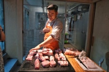 흑돼지 발골쇼…예약 대기만 1년, 6시간 먹는 맛집의 비밀 [쿠킹]