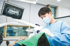 [건강한 가족] 나이 들어 심하게 훼손된 치아, 맞춤형 임플란트로 기능 회복