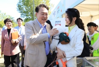 셀카 찍고, 떡메치고…용산 팔도장터 깜짝 방문한 尹대통령 부부