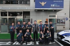 [포토타임] 윤 대통령, 추석 근무중인 지구대와 소방서 찾아 격려