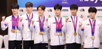 목에 메달이 주렁주렁…'황금세대' 황선우·김우민 