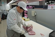 ‘프리미엄 한우’ 작업장 가보니…3주치 확보해 럼피스킨병도 비껴가