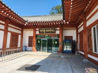 소 배 가른 모형·소 똥 치우기 게임…100억짜리 테마관의 정체 [르포]