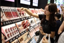 유커 대신 日·동남아 손님 ‘북적’…명동 화장품 거리가 살아났다