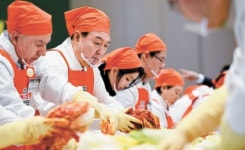 앞치마 두른 尹 어려운 분들과 나눌 김치…따뜻한 사회 되길