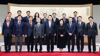 [포토타임]윤 대통령, 조희대 신임 대법원장에 임명장 수여