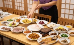 갯것들로 가득한 귀한 밥상, 한술 뜨기 황송했다