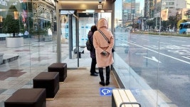 노숙인 숙소 되겠다…2억 들인 첨단 버스정류장, 제 몫 할까