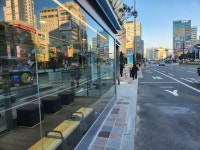 노숙인 숙소 되겠다…2억 들인 첨단 버스정류장, 제 몫 할까