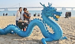 [포토타임] 갑진년(甲辰年) 새해 맞아 부산 광안리에 청룡 등장