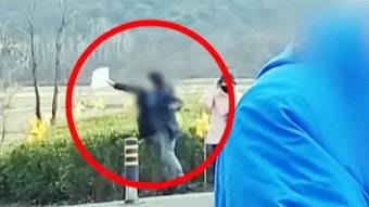 펄쩍 뛰며 손 휘두르는 습격범…이재명 뒤따르며 범행 연습했나