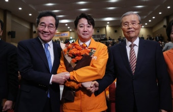 [포토타임]  '보다 나은 내일을 위해'... 깃발 흔드는 이준석 개혁신당 대표