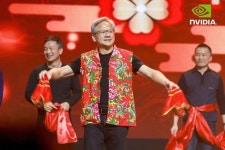‘AI 대부’ 엔비디아 젠슨 황, 4년만의 중국行…주가는 사상 최고치