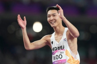 스마일 점퍼 우상혁 2m33 훌쩍… 올 시즌 첫 정상