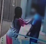 이 자식, 너 일로와 찜질방 화장실 몰카범 멱살 잡은 여성