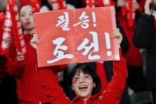 북한·일본 여자축구 응원에 조총련 3000명 집결…“필승”