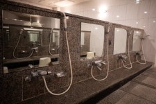 목욕탕서 미끄러운 배수로 밟고 넘어져 전치 9개월…주인 과실 인정될까?