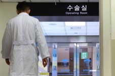 복지장관-전공의 비공개 만남…“병원, 전공의보단 전문의 고용하도록 개선”