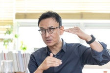 행복전문가 최인철 교수 "10대 정신건강 빨간 불, SNS 때문" [인간다움을 묻다⓵]