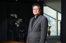 붓 든 제자 팔꿈치를 툭…서예 대가가 뜬금없는 행동 한 까닭
