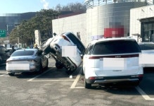 벤츠가 하늘에서 날아왔나…만남의광장 황당 주차 알고보니
