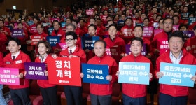 원주 중앙시장 방문해 시민들과 인사하는 이재명 대표