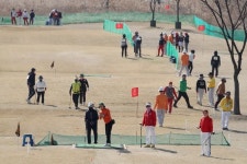18홀에 단돈 1만원…동호인 213% 급증한 파크골프 뭐길래