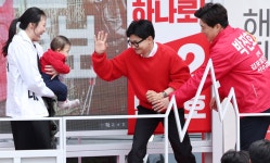 김포 사우사거리에서 지지 호소하는 한동훈 위원장