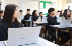 20만대 스마트기기 누가 관리?…교사-교무실무사 갈등 폭발