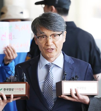 ‘김 여사에 명품백’ 최재영 목사, 검찰 출석…“이권개입 목격했다”