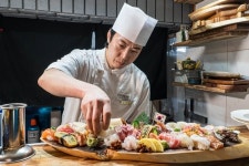 특급호텔 셰프도 초밥집 오픈…요즘 MZ, 제주 대신 이 섬 간다