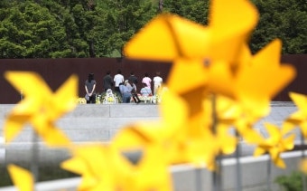 노무현 전 대통령 서거 15주기…이재명 “노무현 정신 잊지 않겠다”
