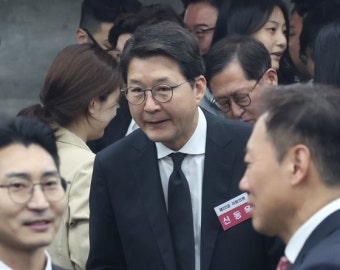 與신동욱 