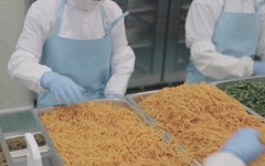 얼려도 옆구리 안 터져…KIMBAP 인기에 김 40만장 쓴다 [르포]