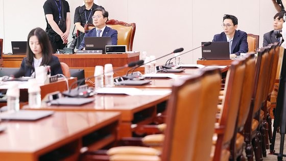 국회 법사위, 김건희 특검법과 채상병 특검법 단독 처리 논란 번지며 야당 퇴장