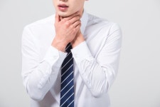 목소리 변하고 목 아프면 의심 남성 3배로 많이 늘어난 이 암