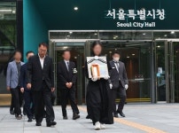 회사 동료들 배웅 속에…시청역 사고 사망자 눈물의 발인