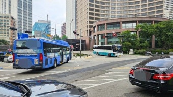 역주행 하려 여전히 틈 살핀다…'역주행 사고' 시청역, 대체 왜