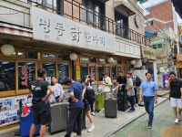 복날 보신탕 특수? 가게 내놨다…신장개업 흑염소집은 북적 [르포]
