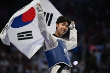 윙크에 공중제비까지… 태권도 박태준, 화끈한 金 세리머니 [김성룡의 포토 Paris!]